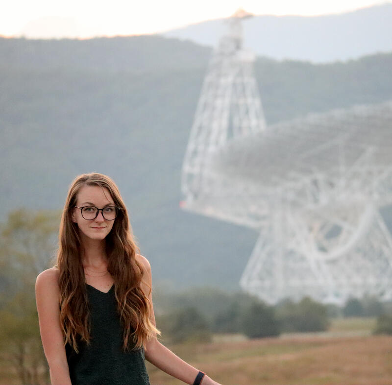 Hayley Roberts standing in front of the Green Bank Telescope